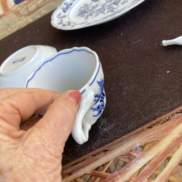 3 Piece Blue Danube Japan Blue Onion Vintage Cup & 2 saucers - Picture 4 of 4